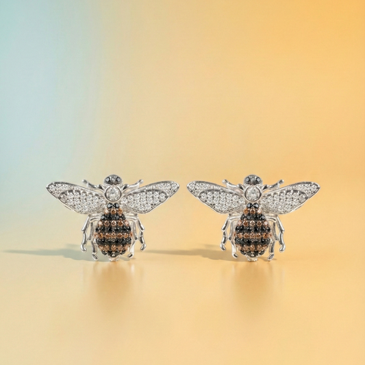 Dizzy – Bee Stud Earrings in Silver